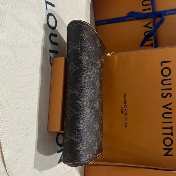 Louis Vuitton Monogram Crossbody Bag - Picture 5 of 16